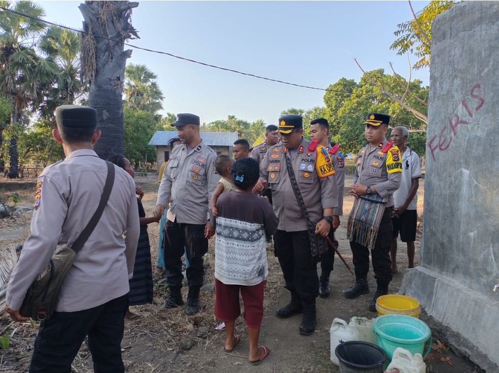 Warga menyambut personel Polres Sikka yang datang membawa bantuan air bersih.