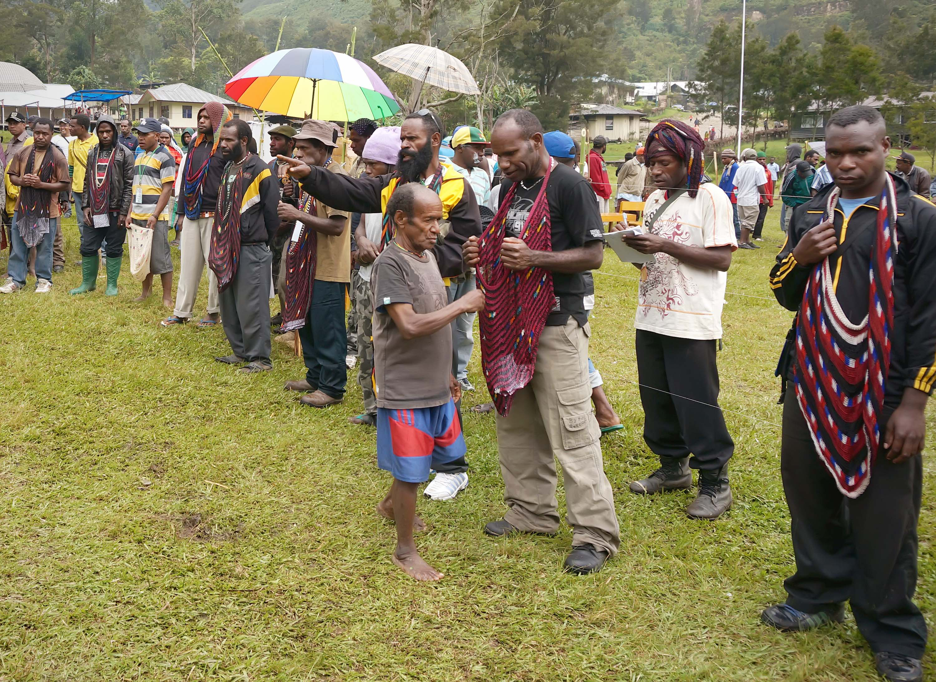 Warga pedalaman memasukan kertas suara ke noken (kantong) pada Pemilu Legislatif 2014 di Kabupaten Lanny Jaya, Papua.