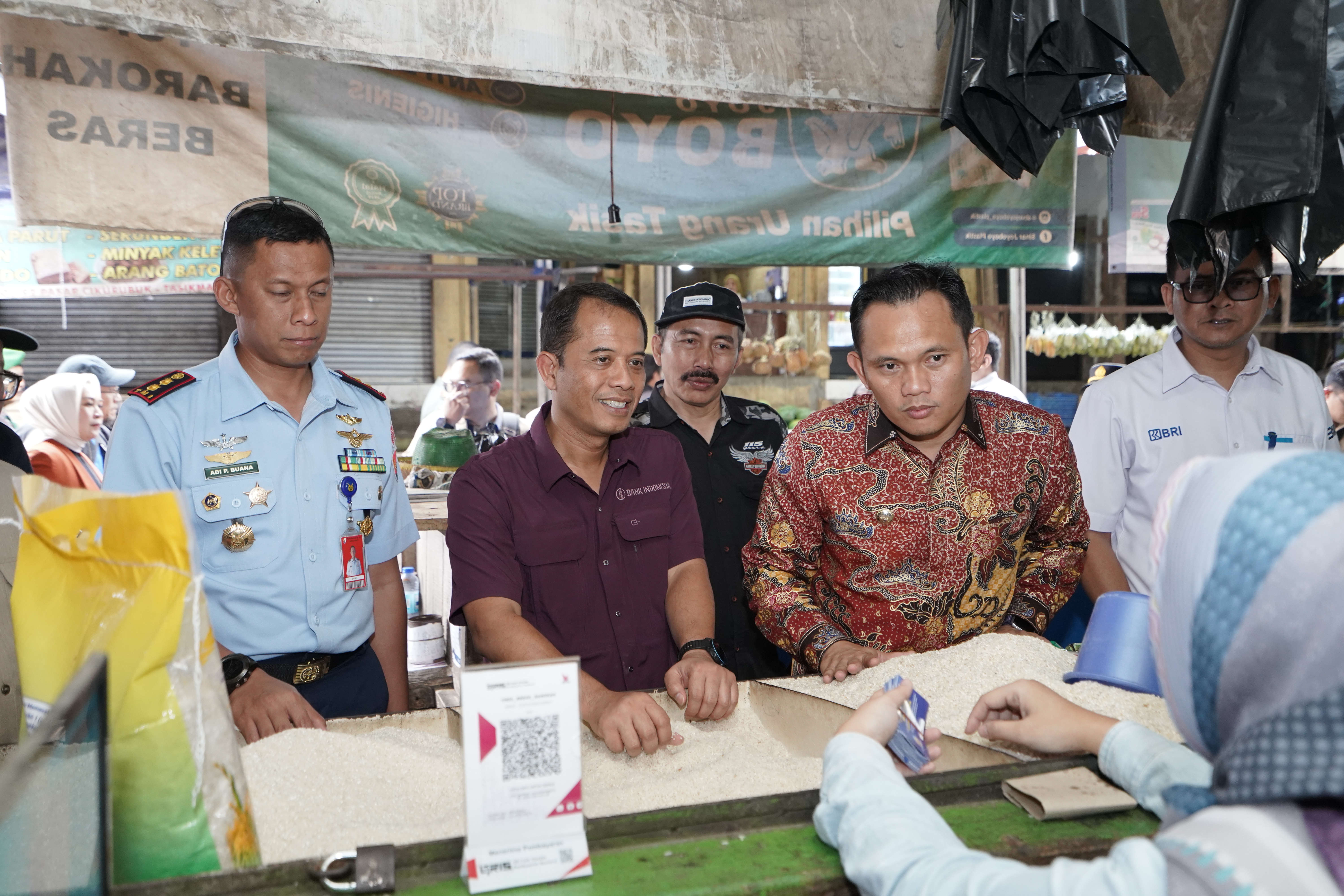 TIM Pengendalian Inflasi Daerah (TPID) Kota Tasikmalaya mengunjungi para pedagang beras di Pasar Cikurubuk.