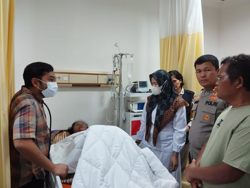 Polres Simalungun membantu Mariatta Sijabat, 70, yang mengalami lumpuh tiga tahun terakhir.