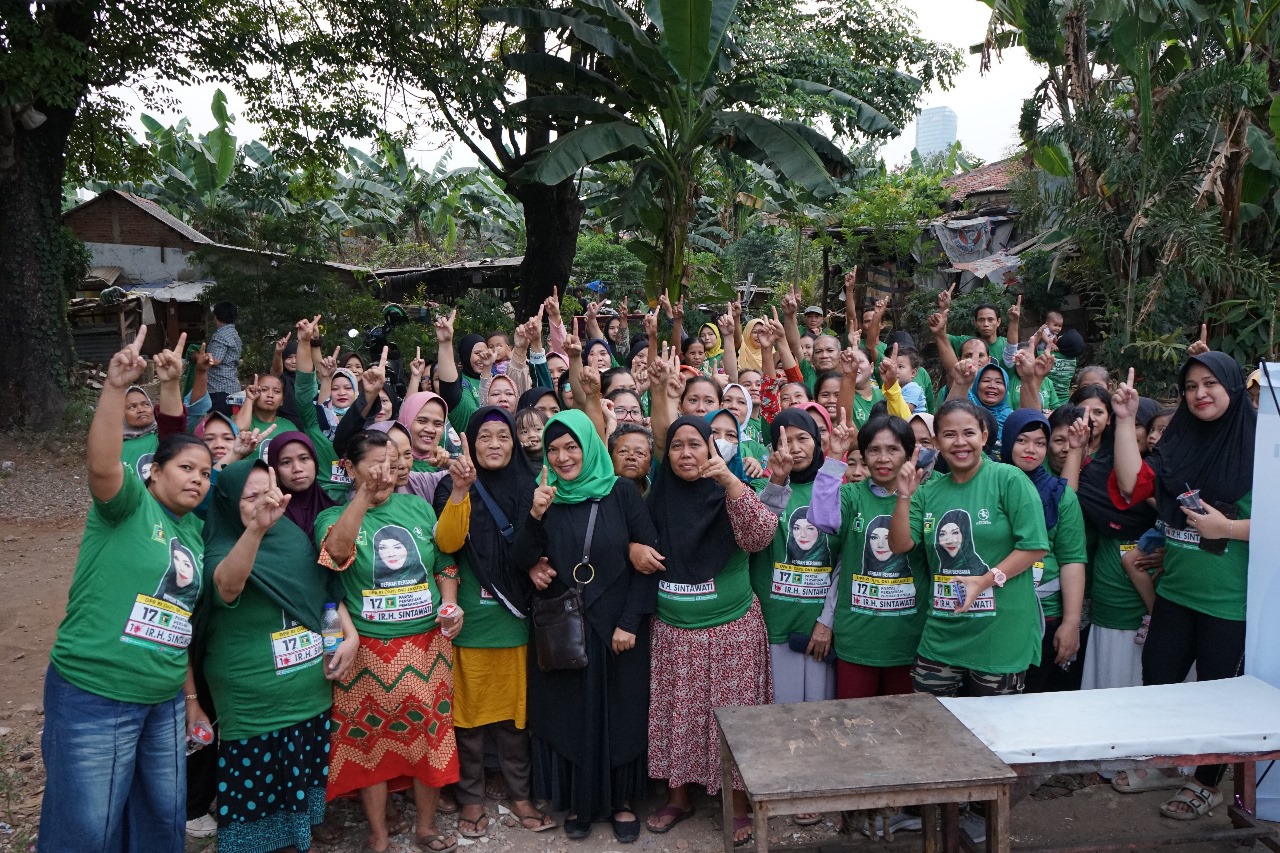 Caleg DPR dari PPP Ir.H.Sintawati (tengah) bersama masyarakat di Mangga Dua Selatan, Kecamatan Sawah Besar, Jakarta Pusat.