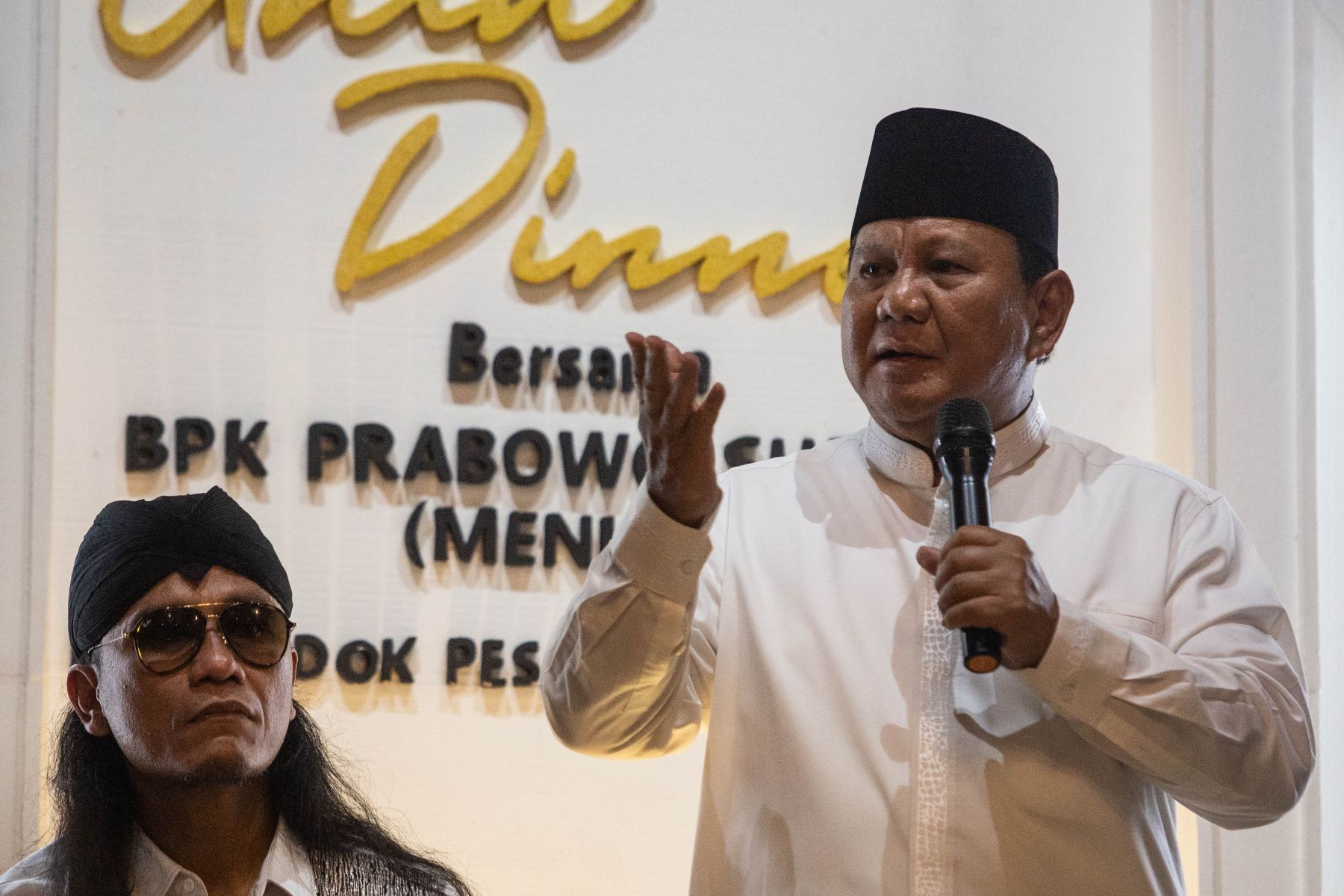 Bakal Calon Presiden Prabowo Subianto (kanan).