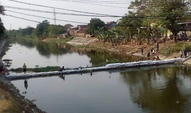 Bendungan karet Sungai Jajar mengalami kerusakan, yang berakibat PDAM dan irigasi tercemar air laut.
