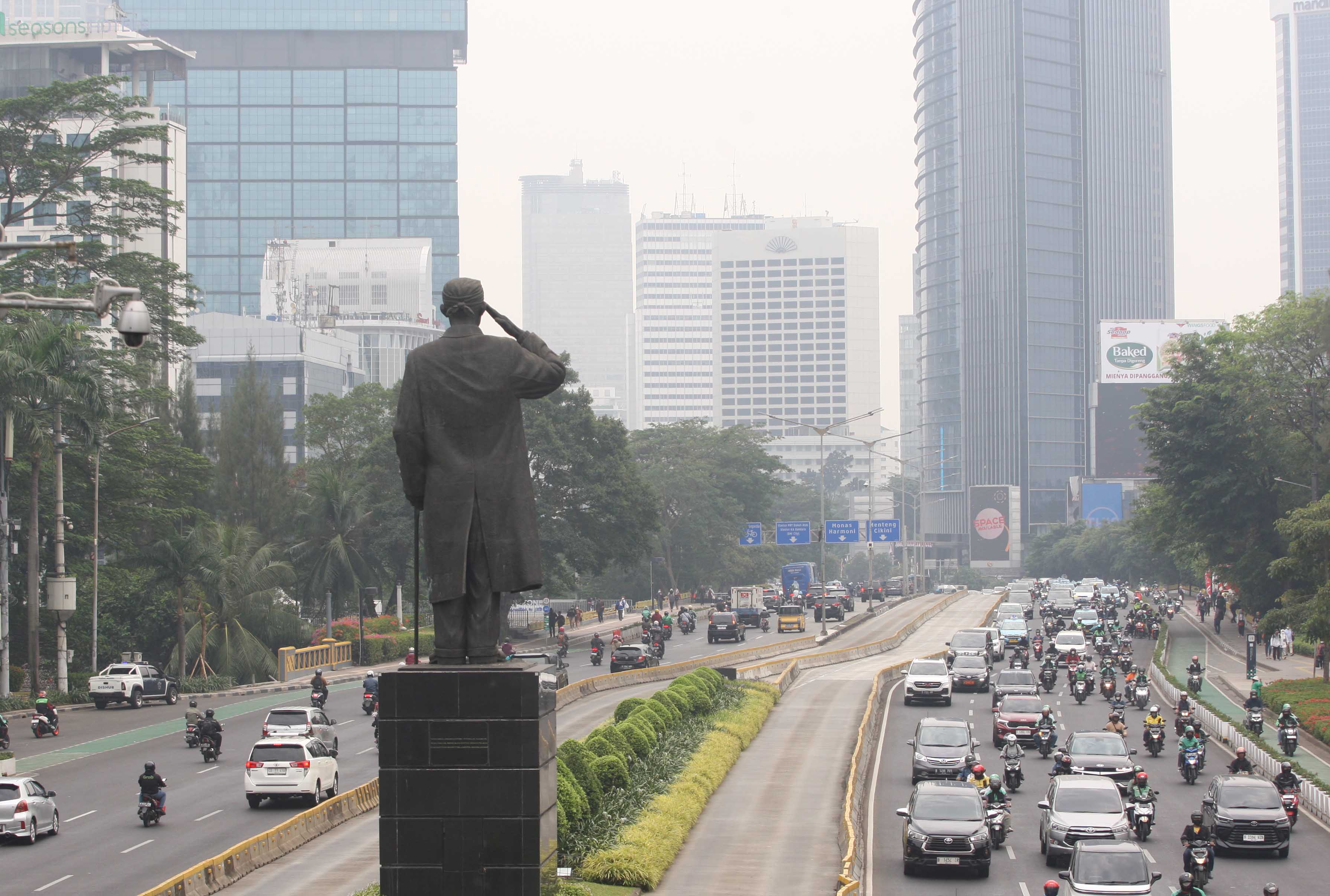 Kabut tebal dampak polusi udara menyelimuti kawasan Sudirman, Jakarta, Senin (28/08).