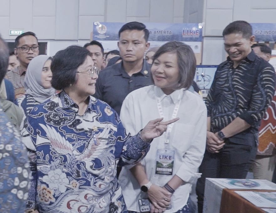 Menteri KLHK SIti Nurbaya dan Humas PPLI Arum Tri Pusposari 