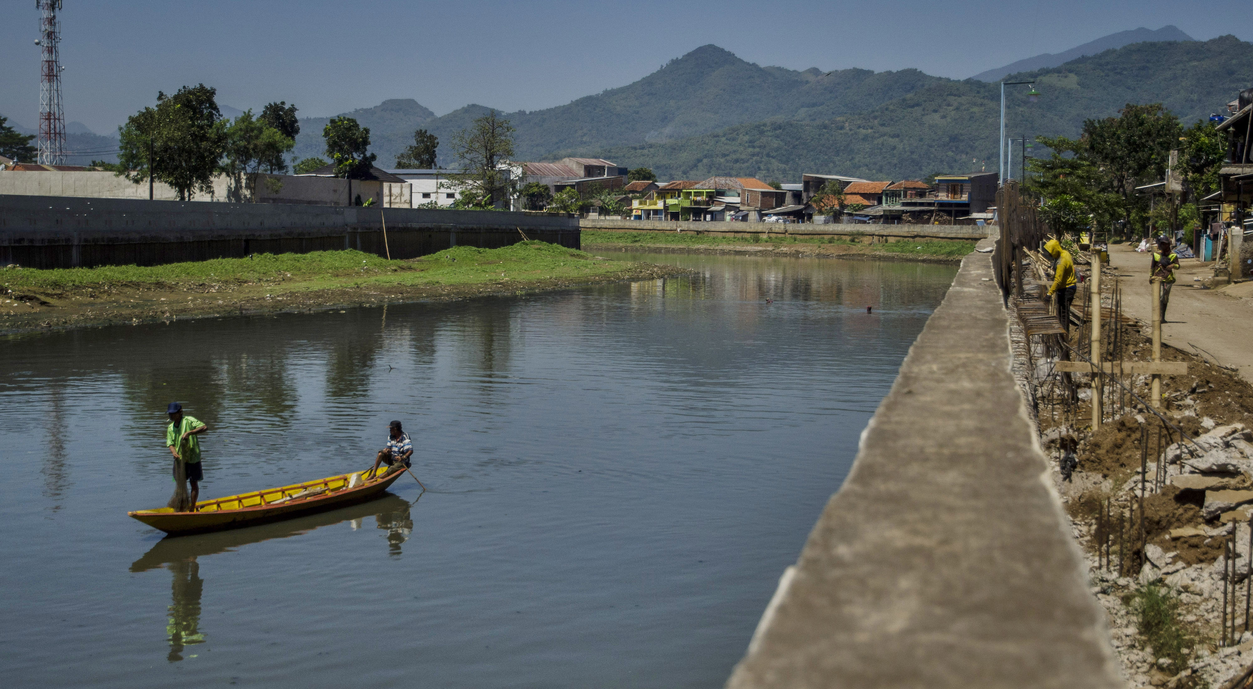 Nelayan mencari ikan di Sungai Citarum