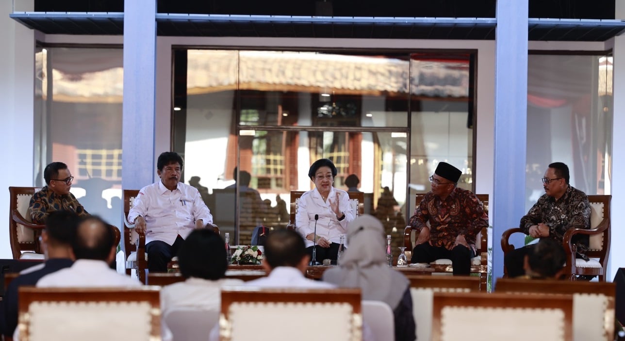 Megawati Soekarnoputri (tengah).