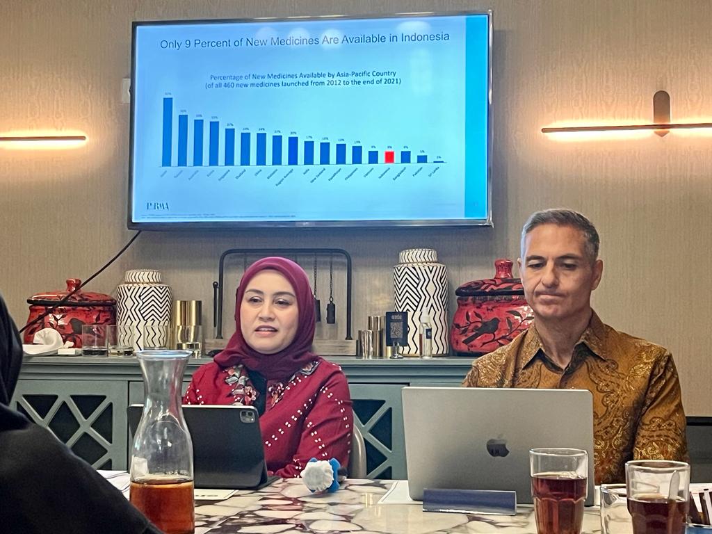 Vice Chairwoman IPMG, Evie Yulin (kiri) dan Board Member IPMG, George Stylianou.