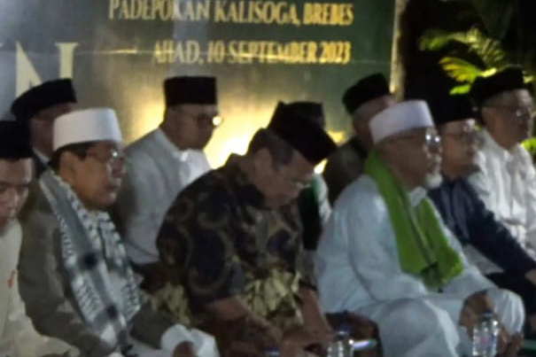 Suasana istigasah relawan Anies Baswedan-Muhaimin Iskandar (Amin) di Padepokan Kalisoka, Desa Slatri, Kecamatan Larangan, Kabupaten Brebes.