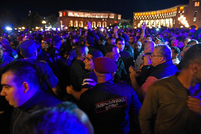 Nikol Pashinyan mendapat kecaman setelah separatis Armenia di Nagorno-Karabakh setuju untuk melucuti senjata dengan Azerbaijan.