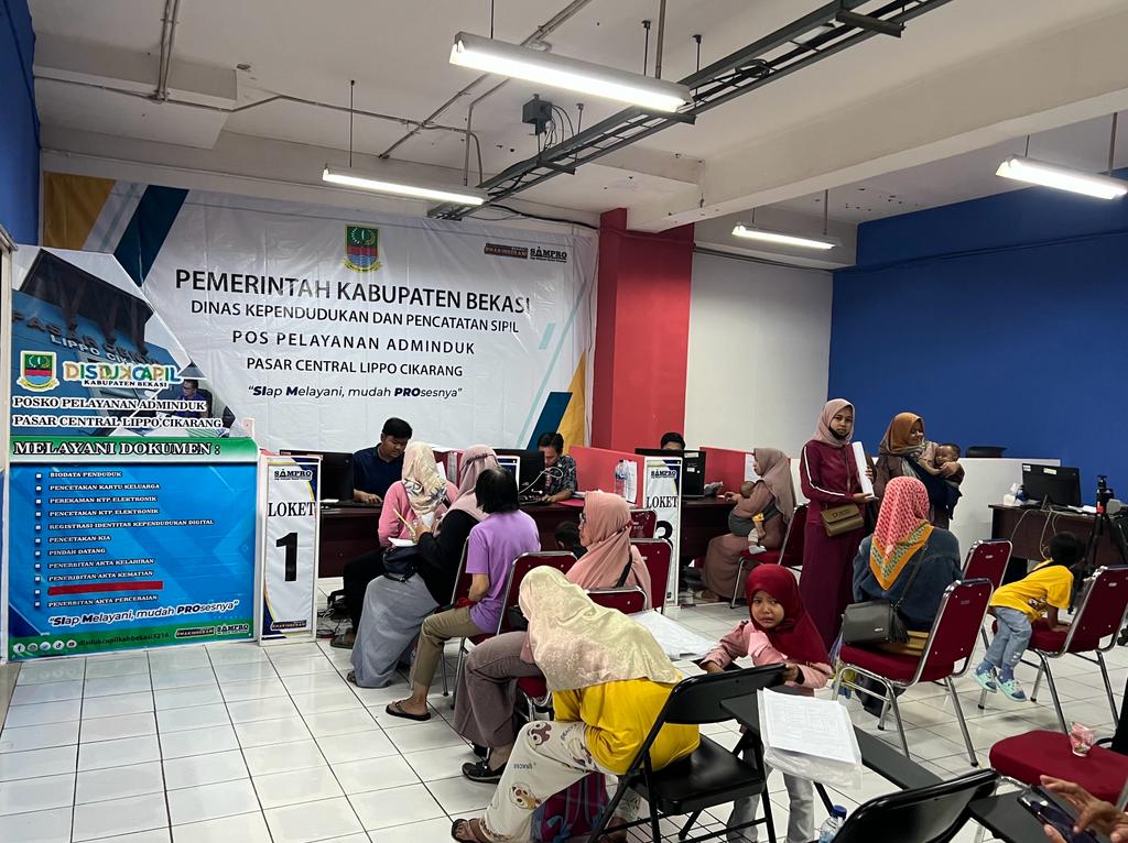 Disdukcapil Kabupaten Bekasi secara resmi membuka Pos Palayanan Dokumen Dukcapil di Pasar Central Lippo Cikarang, Jumat (1/9)