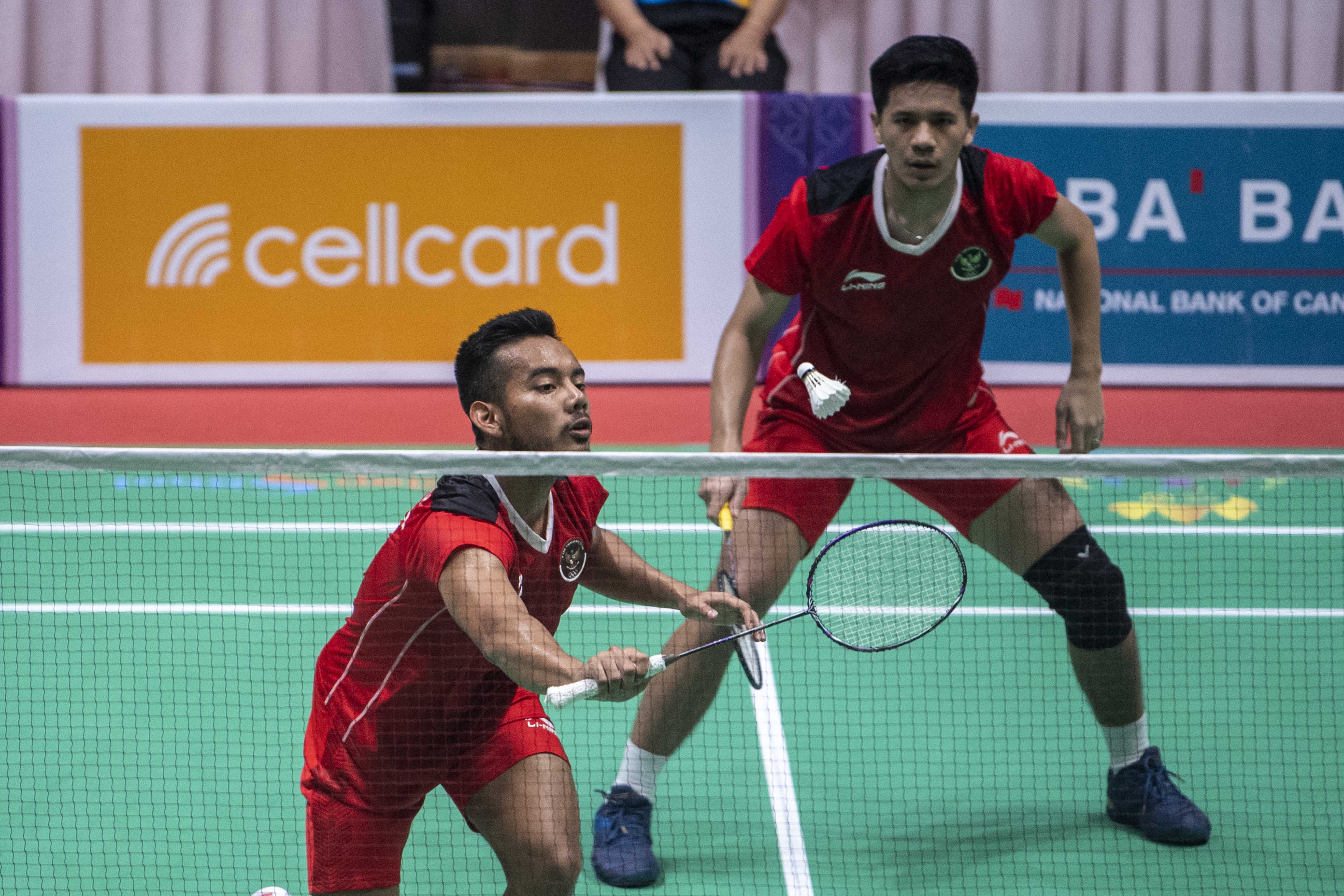  Pebulu tangkis ganda putra Indonesia Pramudya Kusumawardana Riyanto (kiri) dan Yeremia Erich Yoche Yacob (kanan)