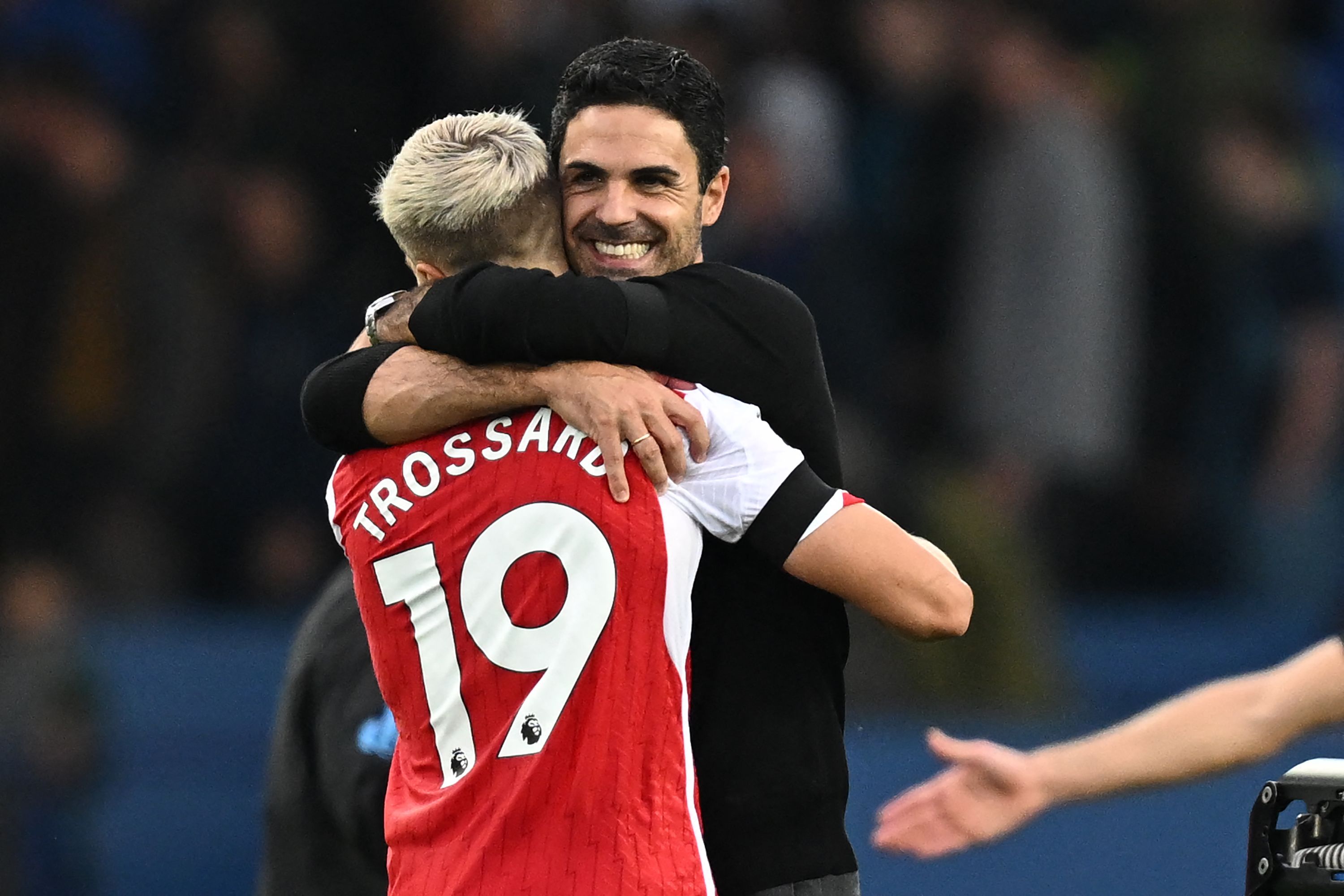 Pemain Arsenal Leandro Trossard dan pelatih Arsenal Mikel Arteta.