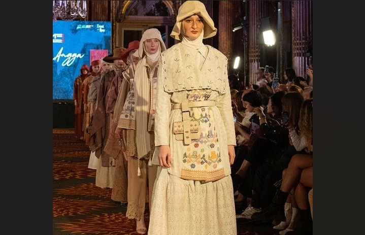 Salah satu koleksi desainer Indonesia yang dipergakan di Indonesia International Modest Fashion Festival (IN2MF) di Paris, Prancis.
