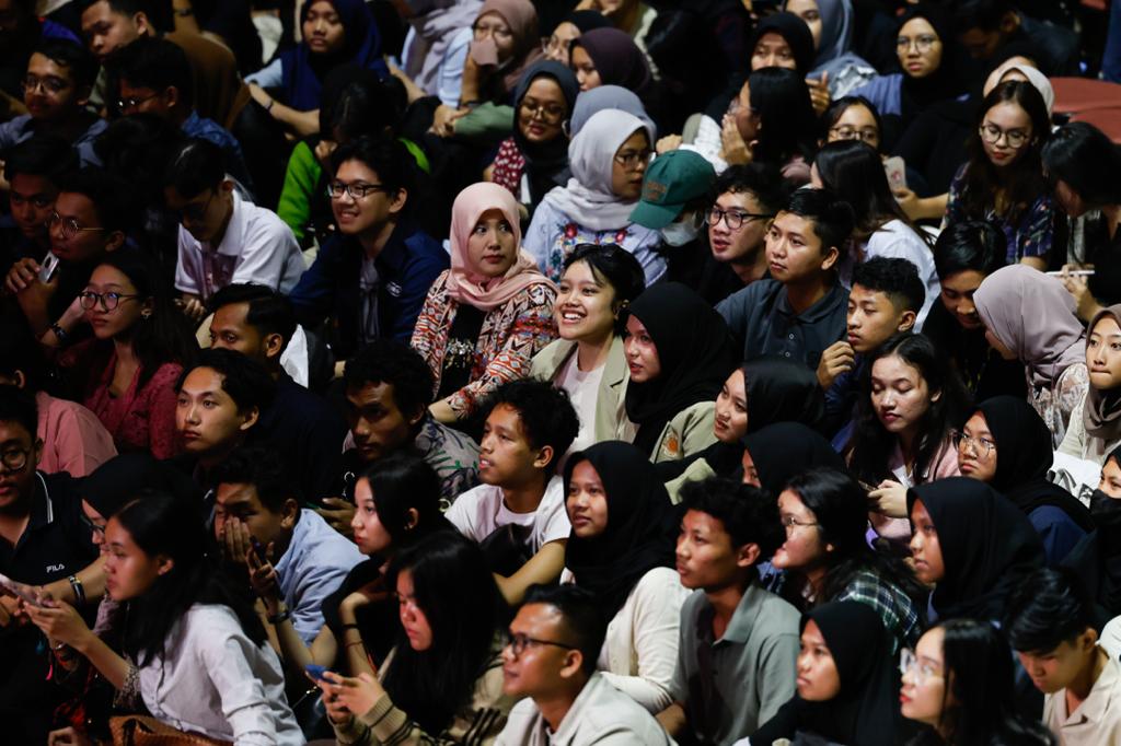Mahasiwa menyaksikan gagasan tiga Bacapres di Kampus UGM