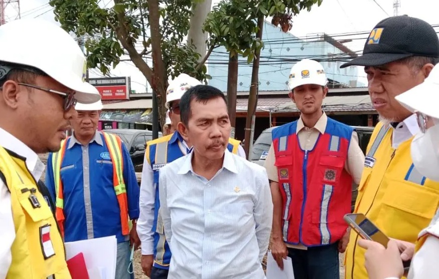 Anggota Komisi V DPR RI Ishak Mekki (tengah) saat melakukan kunjungan kerja ke Palembang, Sumsel. 