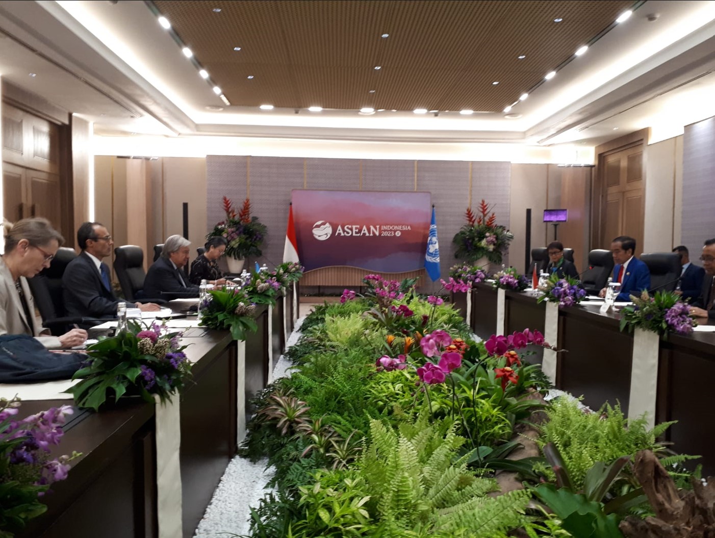 Presiden Joko Widodo (kanan) bertemu dengan Sekjen PBB Antonio Guterres