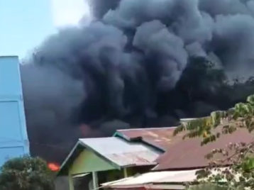 Gudang yang terbakar.