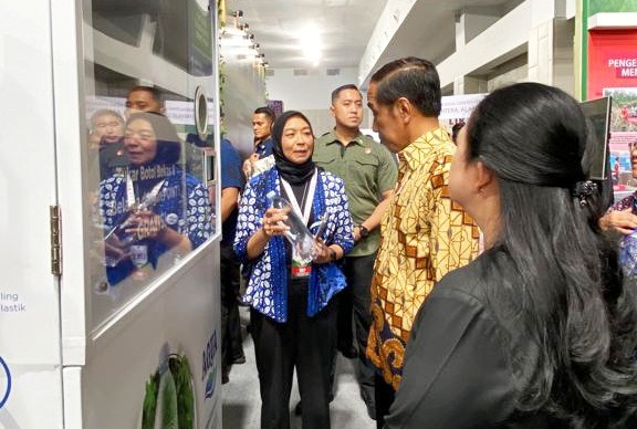 Di Festival LIKE, Presiden Jokowi mengunjungi stan Danone Indonesia dan berdialog dengan General Secretary Danone Indonesia, Vera Galuh.