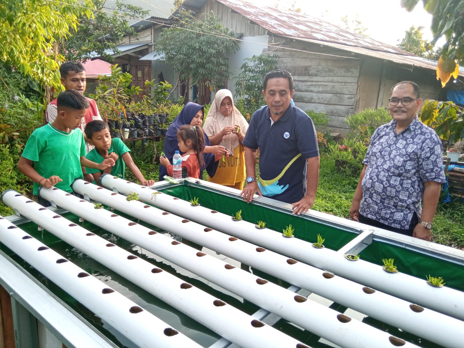 Pabrik Aqua Solok kegiatan Aquaponik di Dusun 3 Jorong Kayu Aro, Nagari Batang Barus, Kabupaten Solok, Sumatra Barat.
