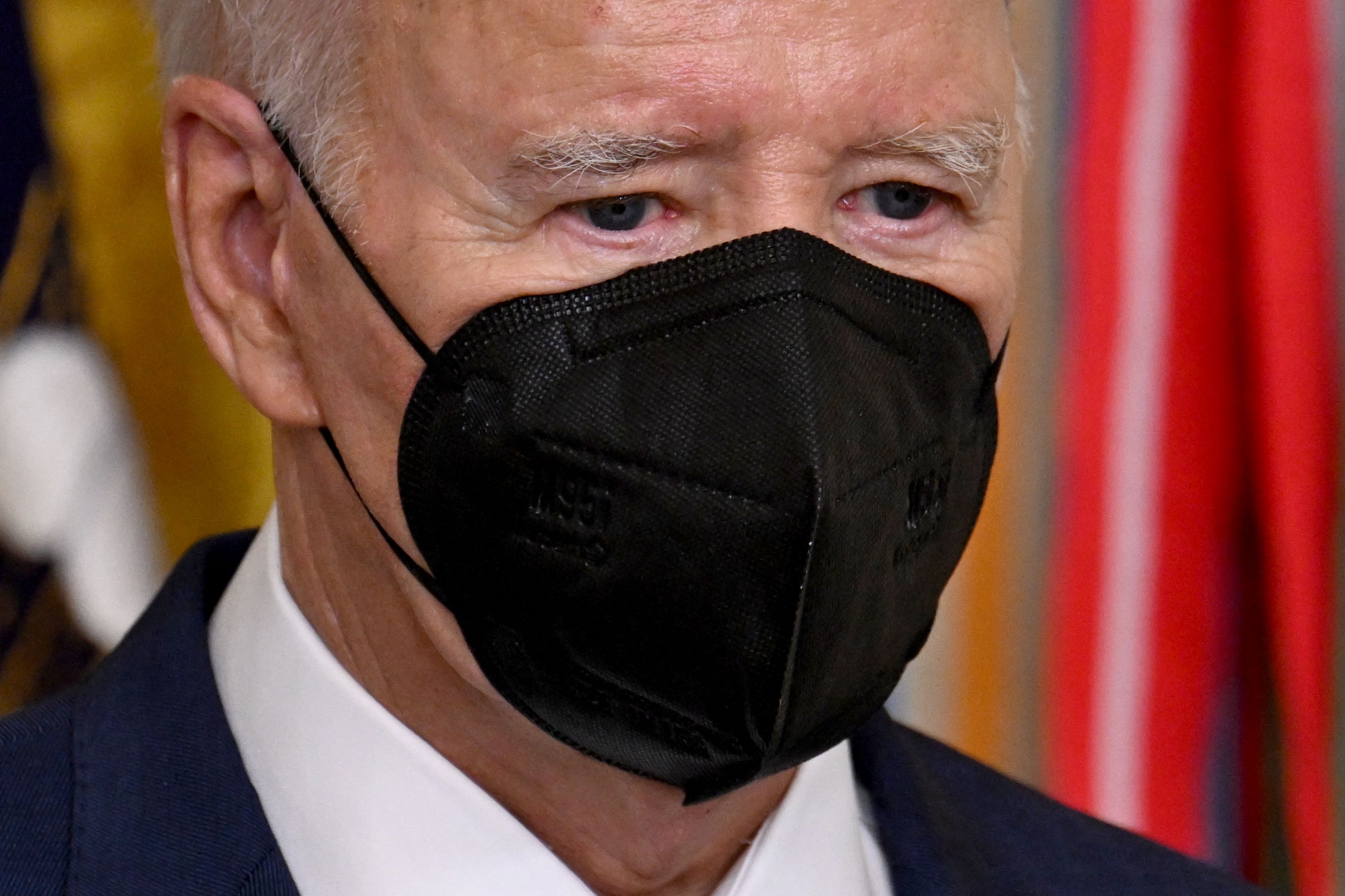 Presiden AS Joe Biden mengenakan masker