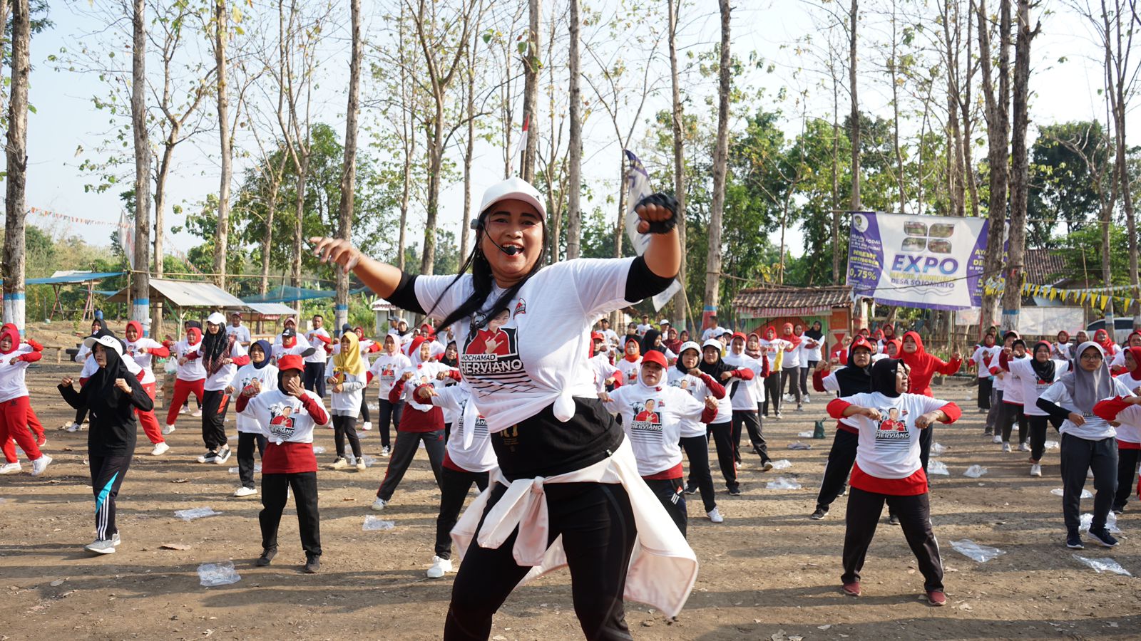 Relawan Sedulur Saklawase menggelar kegiatan senam bersama di Kecamatan Gemuh, Kabupaten Kendal, Jawa Tengah