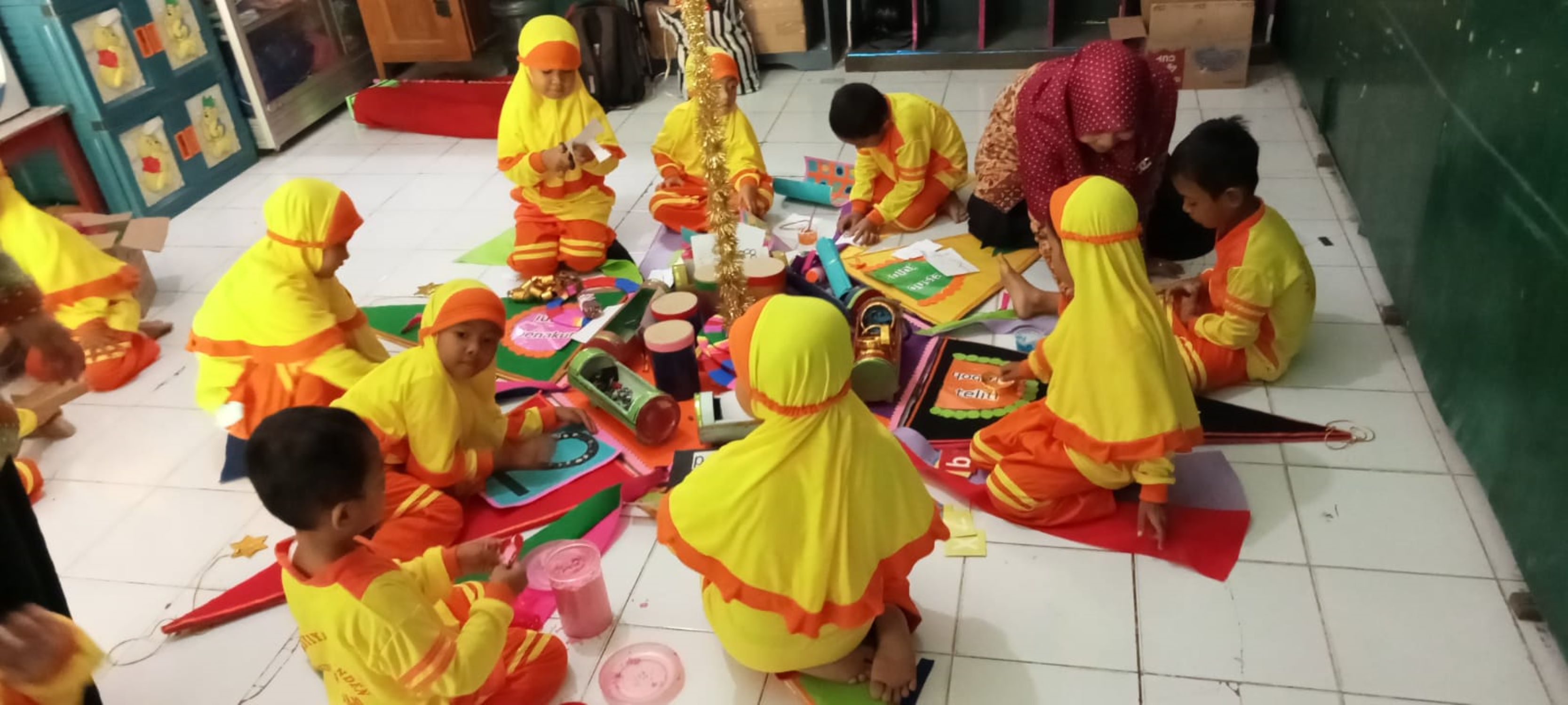 Anak-anak sedang memainkan smart piramida