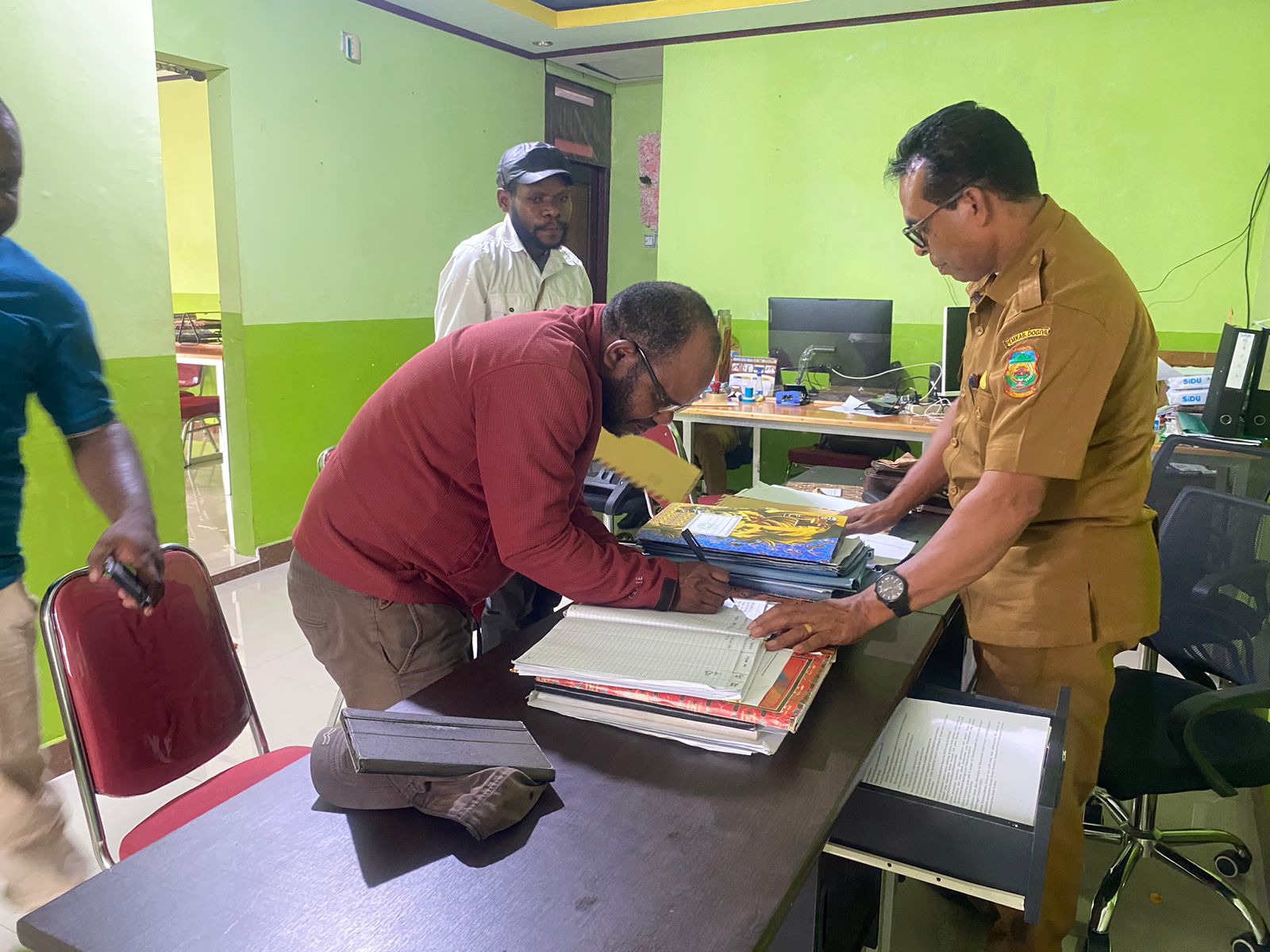 Ketua Umum DPP AMKI Nason Utty secara resmi mendaftarkan organisasi ke Kesbangpol Papua Tengah dan KNPI.