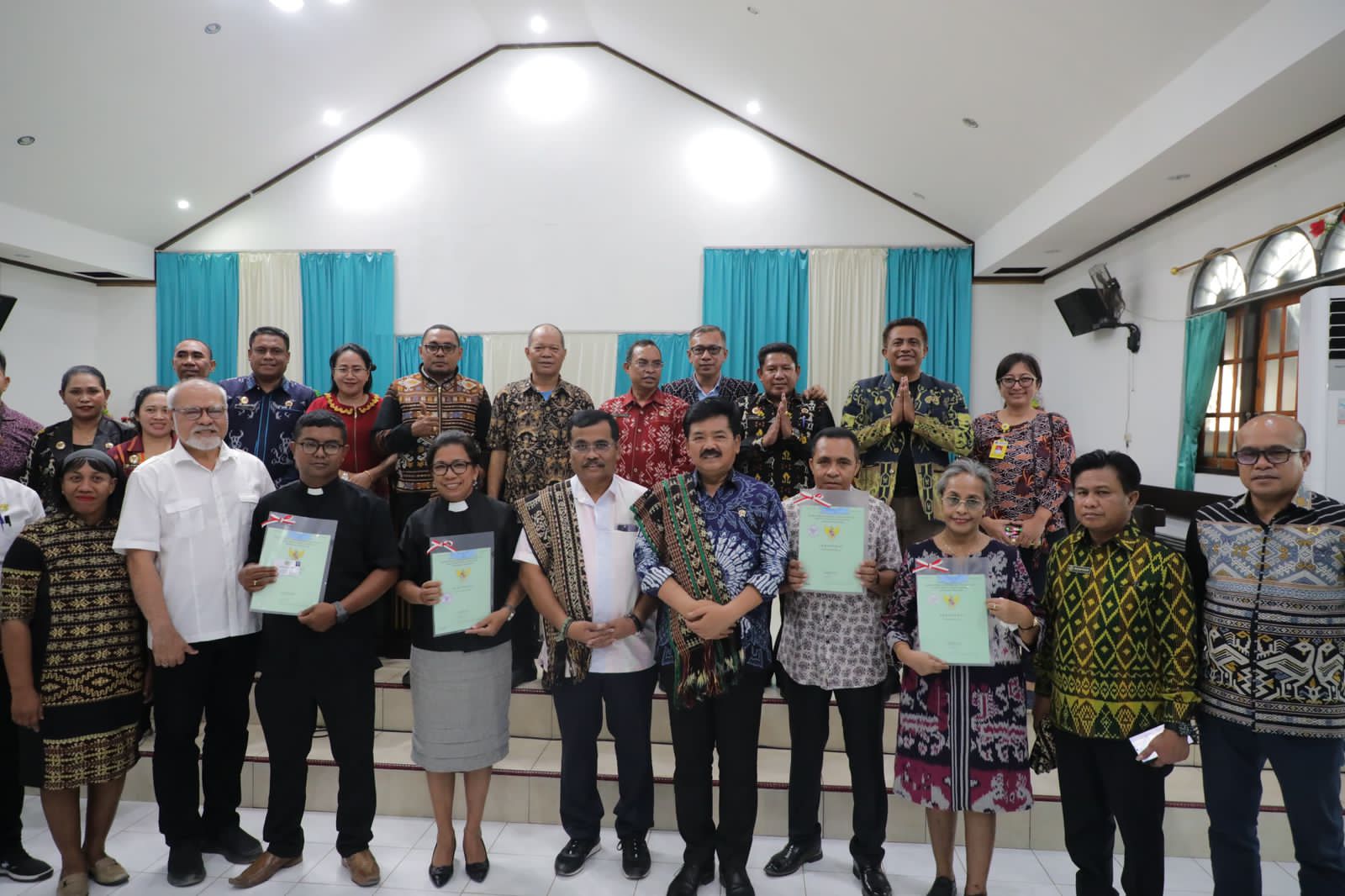 Penyerahan sertifikat Gereja Masehi Injili di Timor oleh Menteri ATR/BPN Hadi Tjahjanto
