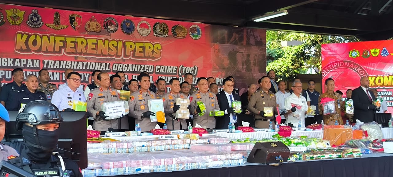 Jumpa pers pengungkapan Transnational Organized Crime (TOC) Narkotika dan TPPU Jaringan Fredy Pratama di Lapangan Bhayangkara, Jaksel.