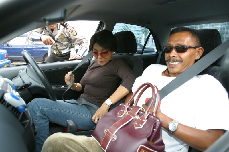 Ilustrasi sosialisasi penggunaan sabuk pengaman