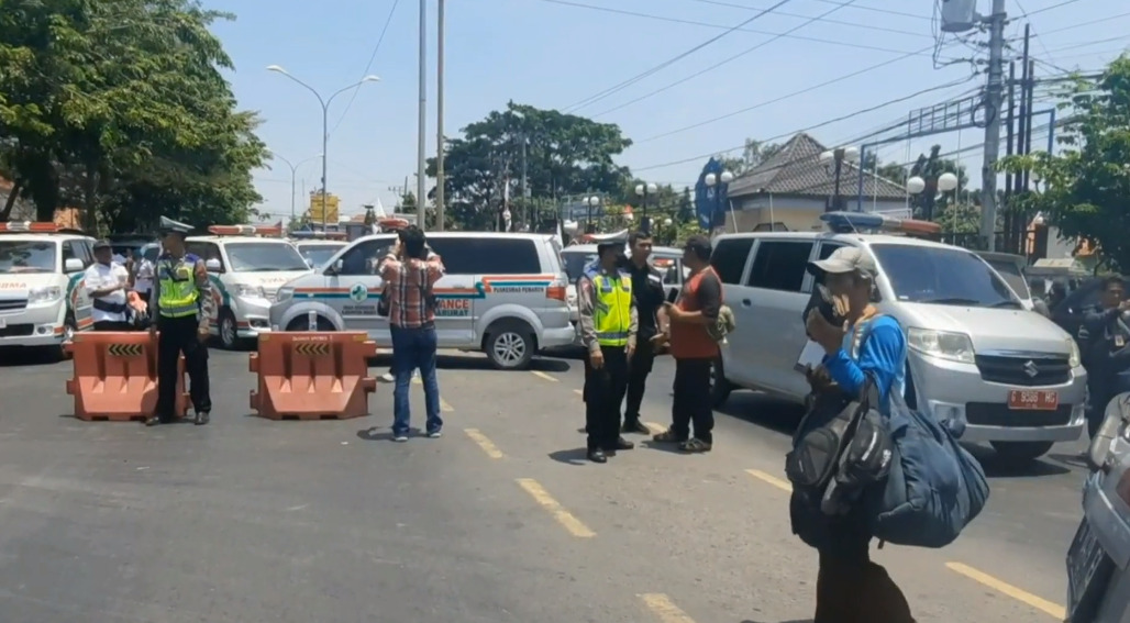 Nakes di Brebes Demo Blokir Pantura Gunakan Puluhan Ambulan