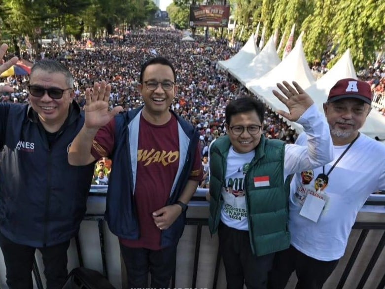 Tamsil Linrung (kanan) bersama Anies Baswedan, Muhaimin Iskandar, dan Ahmad Ali menyapa peserta jalan di Makassar, Sulsel.
