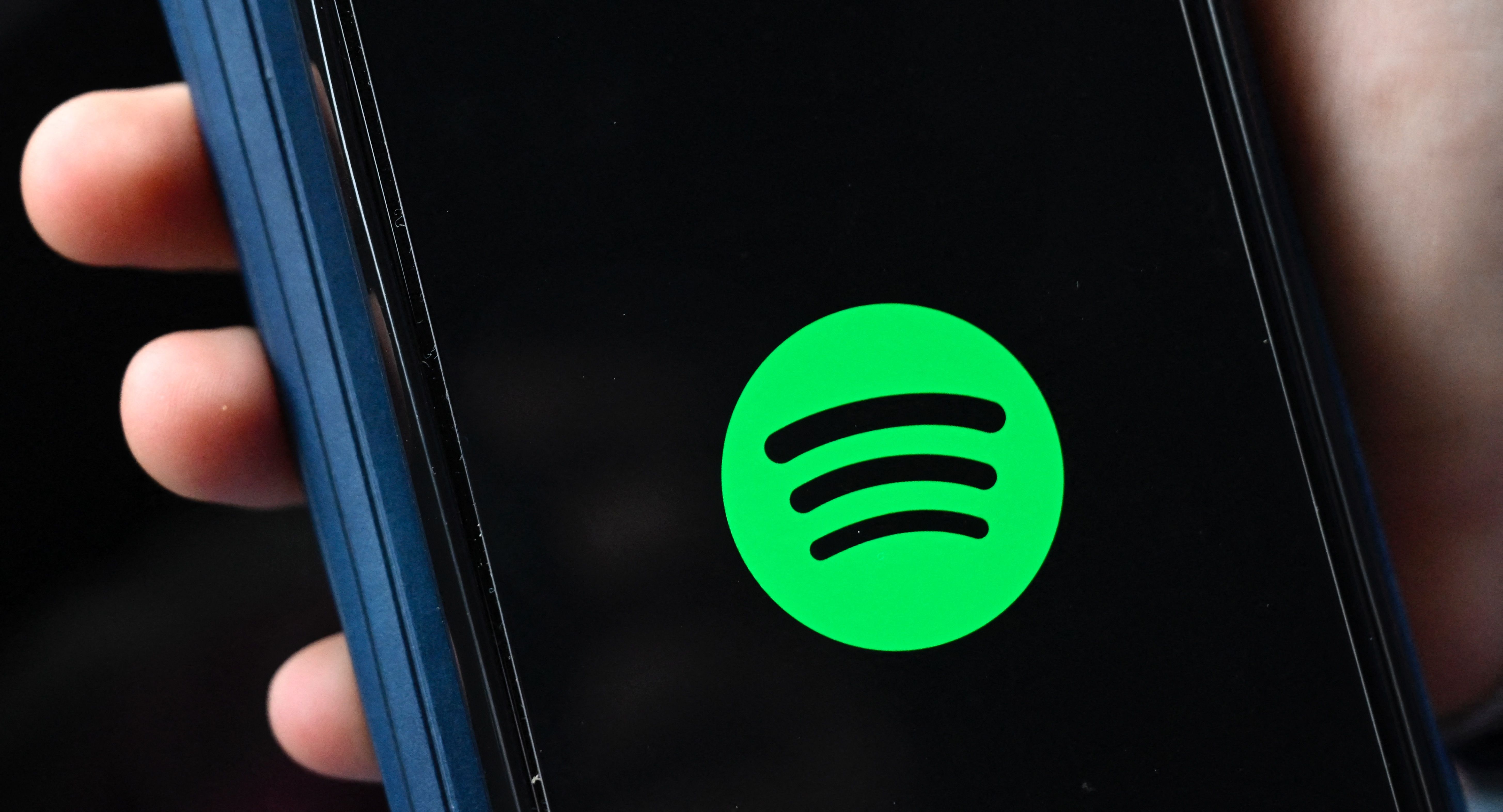 Logo Spotify terlihat di layar ponsel