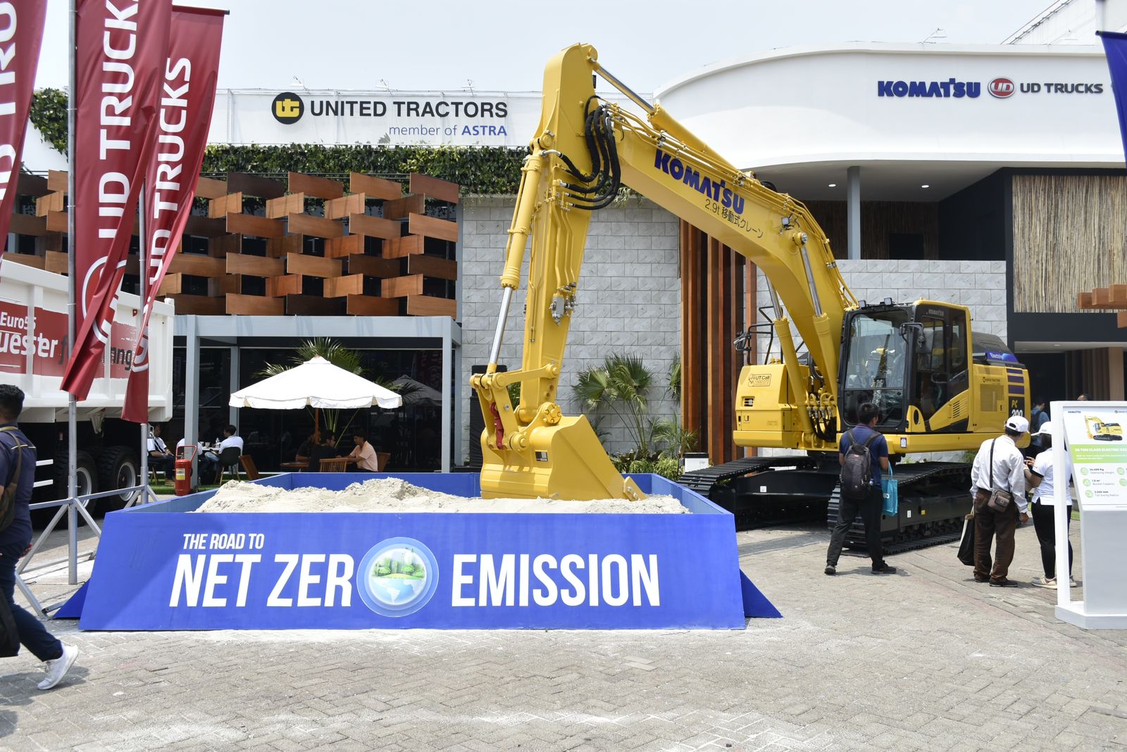 PT United Tractors Tbk (UT) menghadirkan produk alat berat bertenaga listrik New 20 Ton Class Electric Excavator