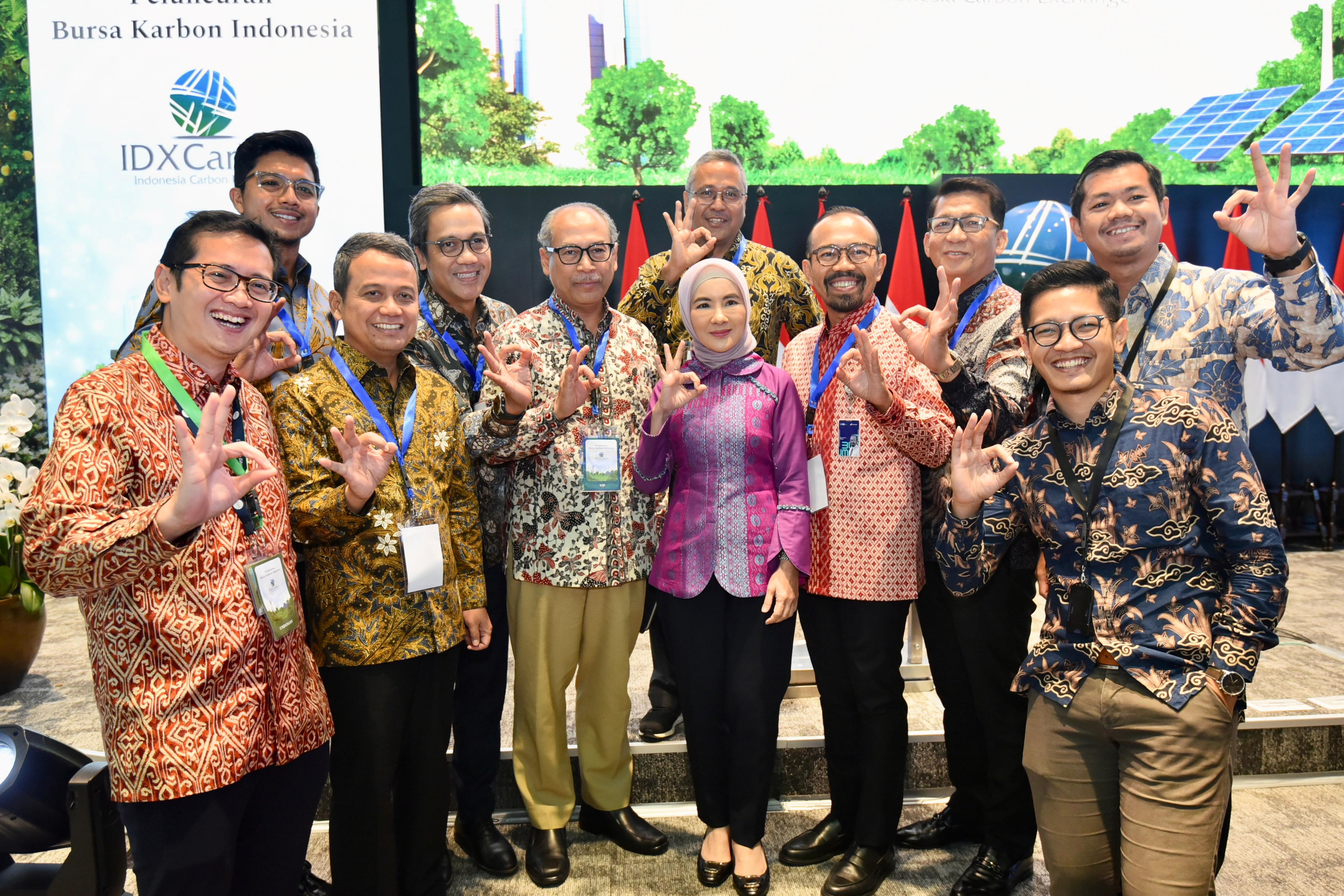 Dirut Pertamina Nicke Widyawati bersama jajaran direksi anak usaha Pertamina saat peluncuran Bursa Karbon Indonesia.