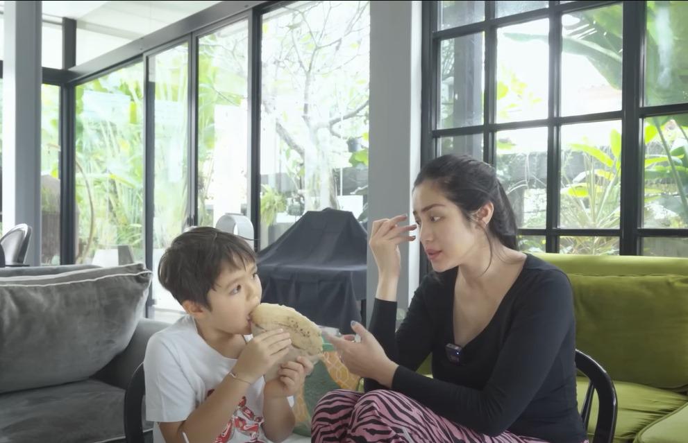 Selebritas dan artis Jessica Iskandar bersama anaknya, El Barack. 