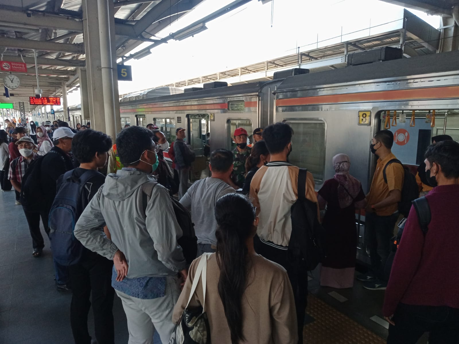 Penumpukan penumpang commuter line di stasiun Jatinegara akibat adanya gangguan pada Selasa, 12 September 2023 siang.