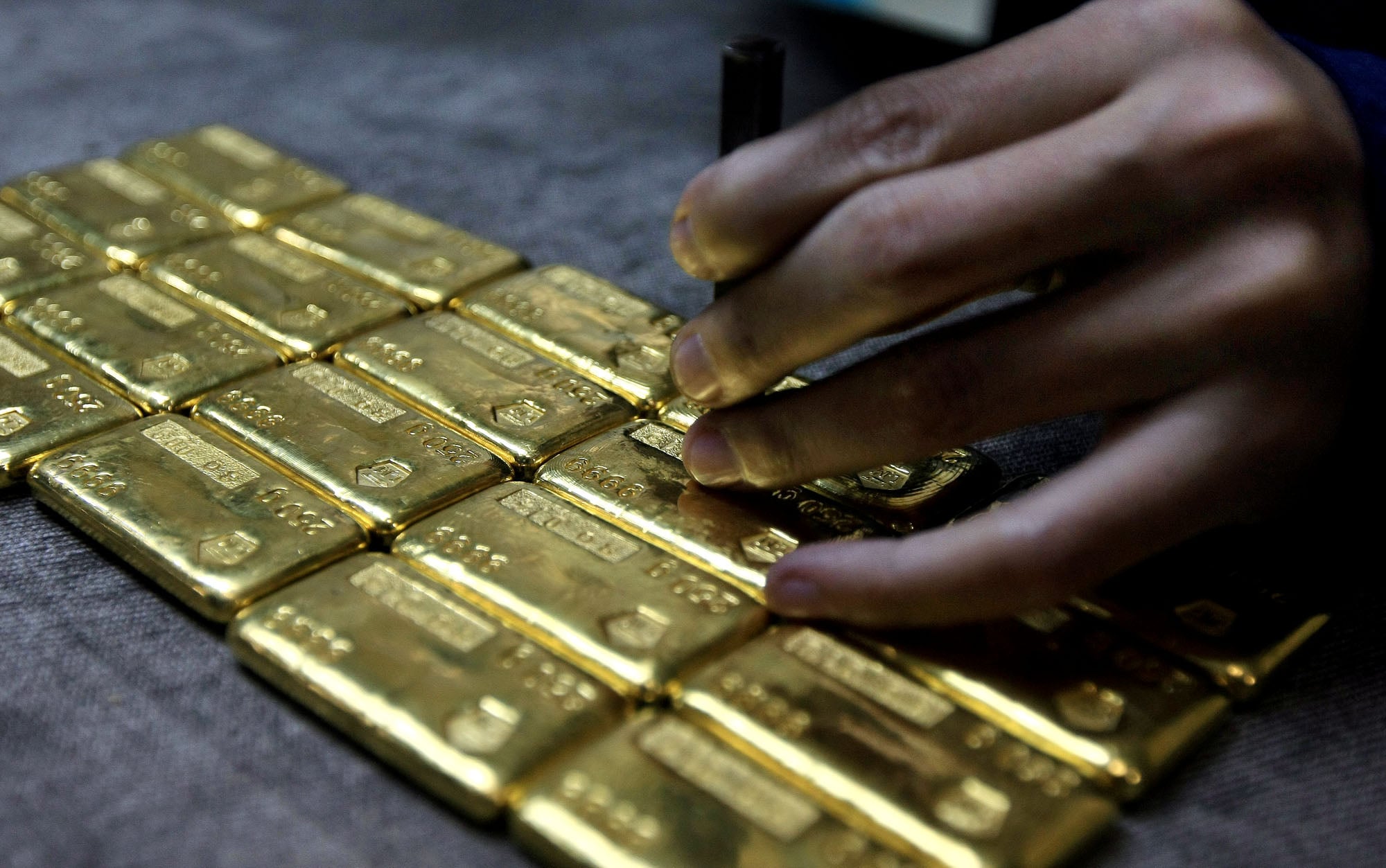 Seorang karyawan tengah memahat batangan emas di tempat pengolahan logam mulia milik PT Aneka Tambang, di Jakarta, Kamis (15/1/2009). 