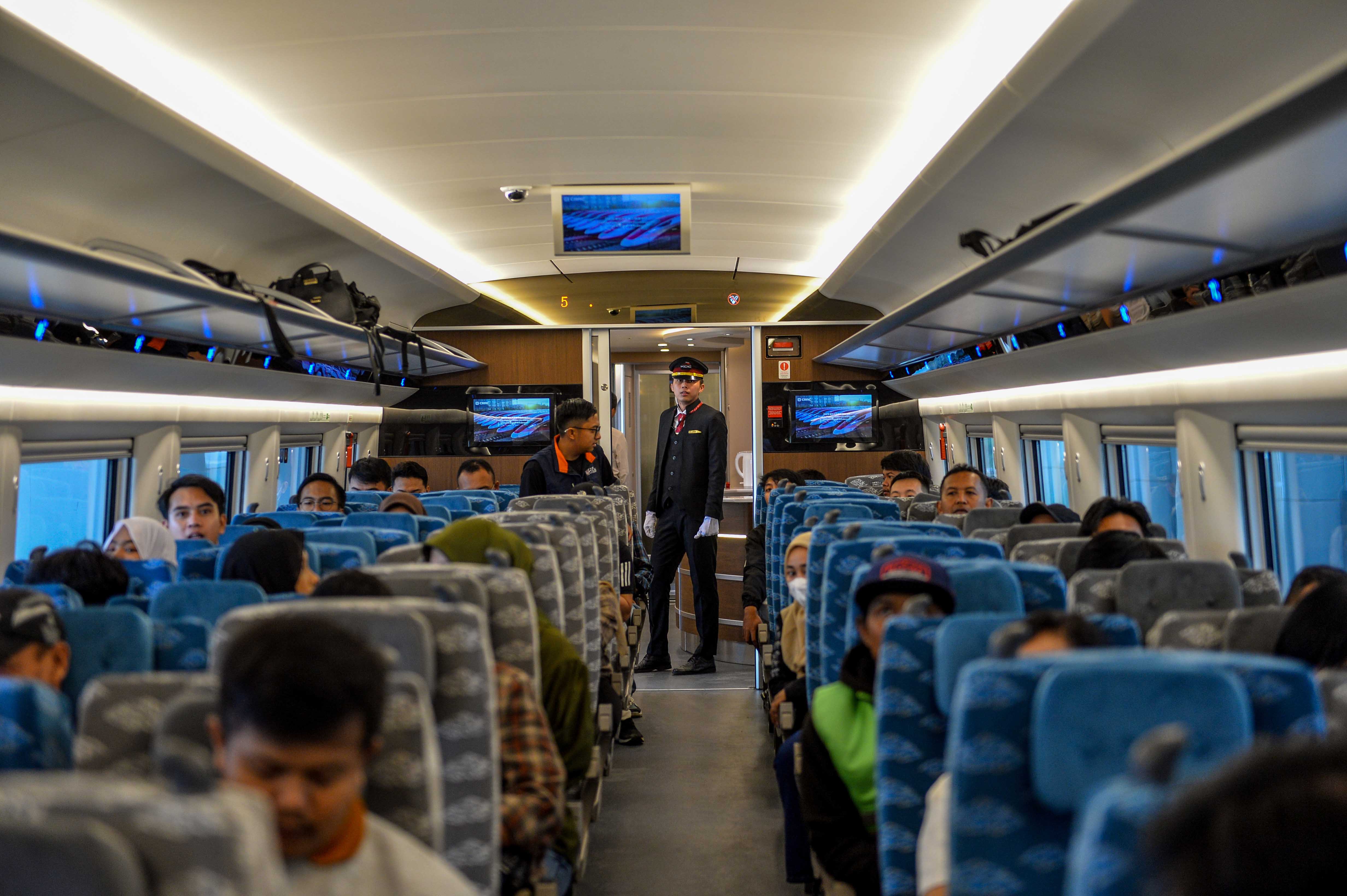 Warga menunggu keberangkatan di dalam gerbong kereta cepat di Stasiun Tegalluar, Kabupaten Bandung