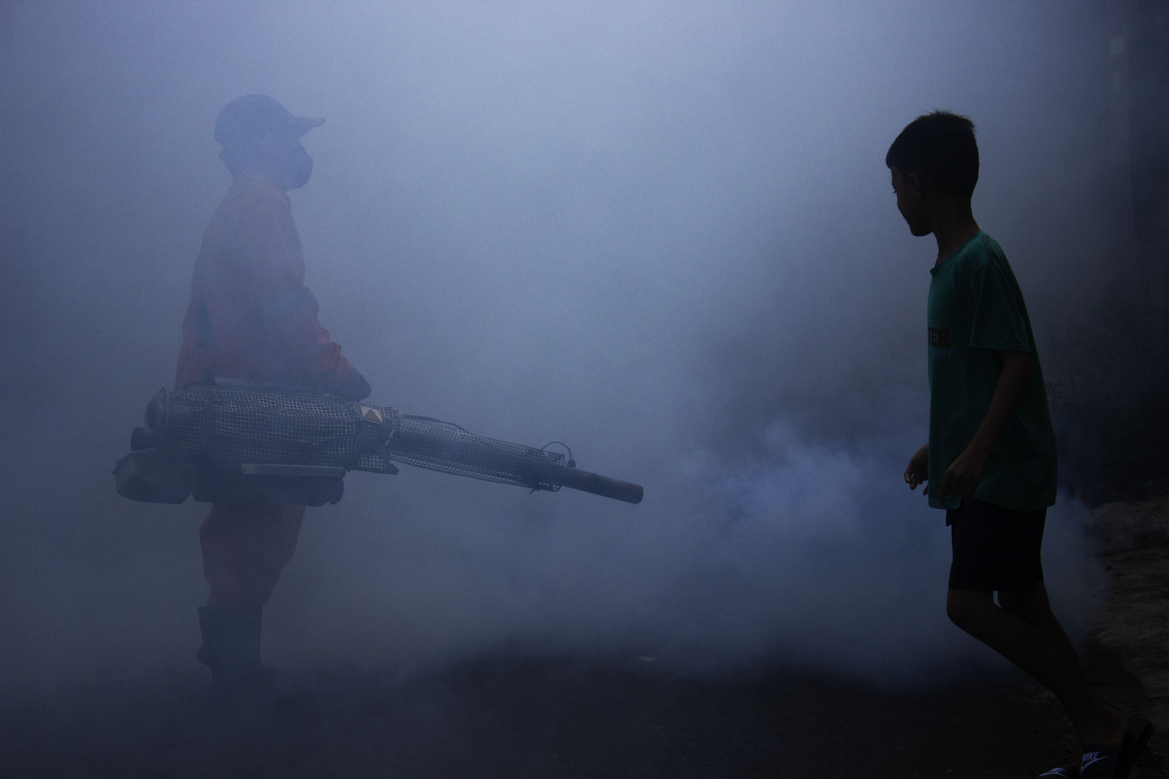  Petugas Suku Dinas Kesehatan Jakarta Selatan melakukan pengasapan (fogging) untuk membasmi nyamuk Aedes aegypti pembawa virus penyebab DBD.