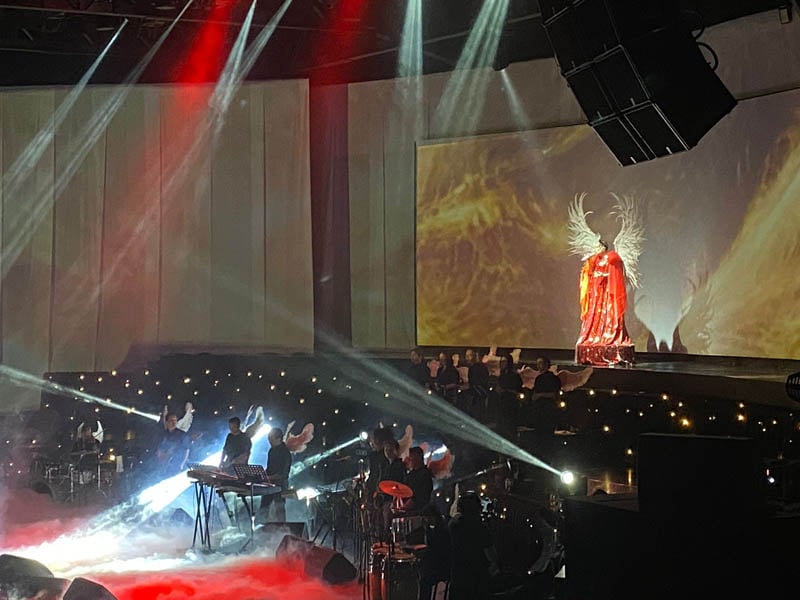 Aksesori sayap menjadi unsur menarik dan dalam konser intim Titi DJ. 