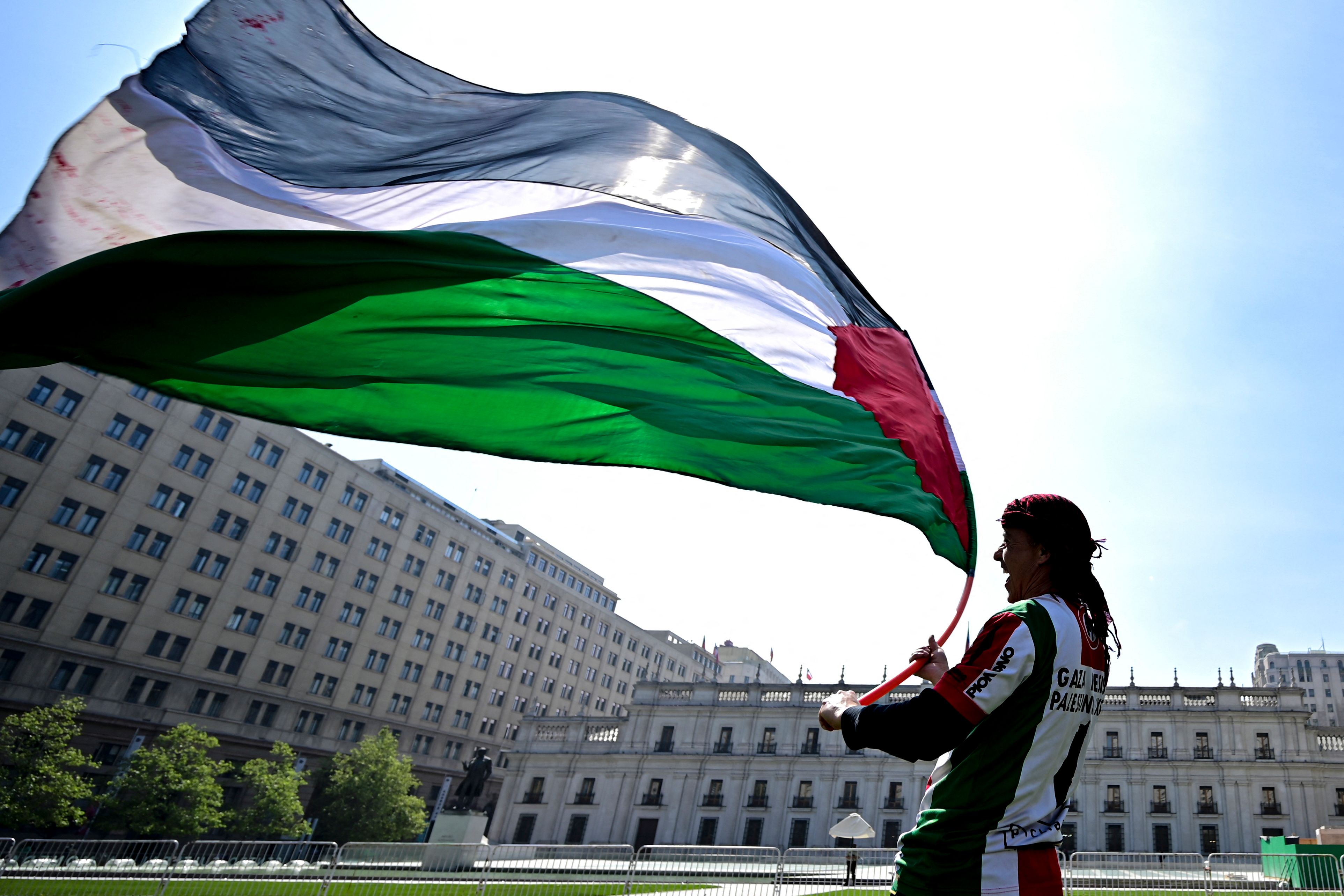 Seorang anggota komintas Palestina mengibarkan bendera Palestina di Chile, Jumat (30/9/2022).