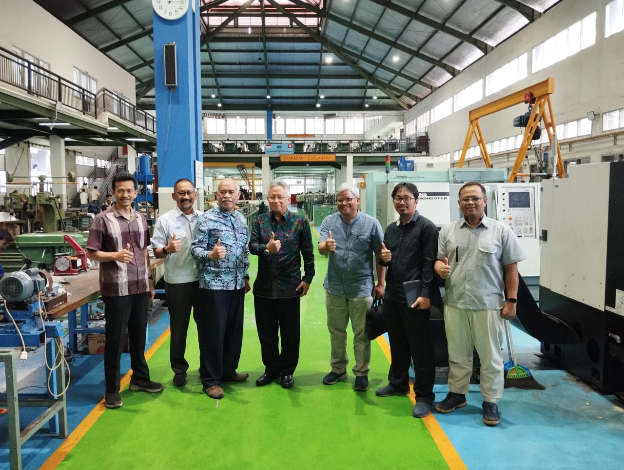 Staf Ahli Kemenko Marvest  Prof Satryo Soemantri Brodjonegoro (tengah) saat mengunjungi Politeknik Manufaktur Bandung