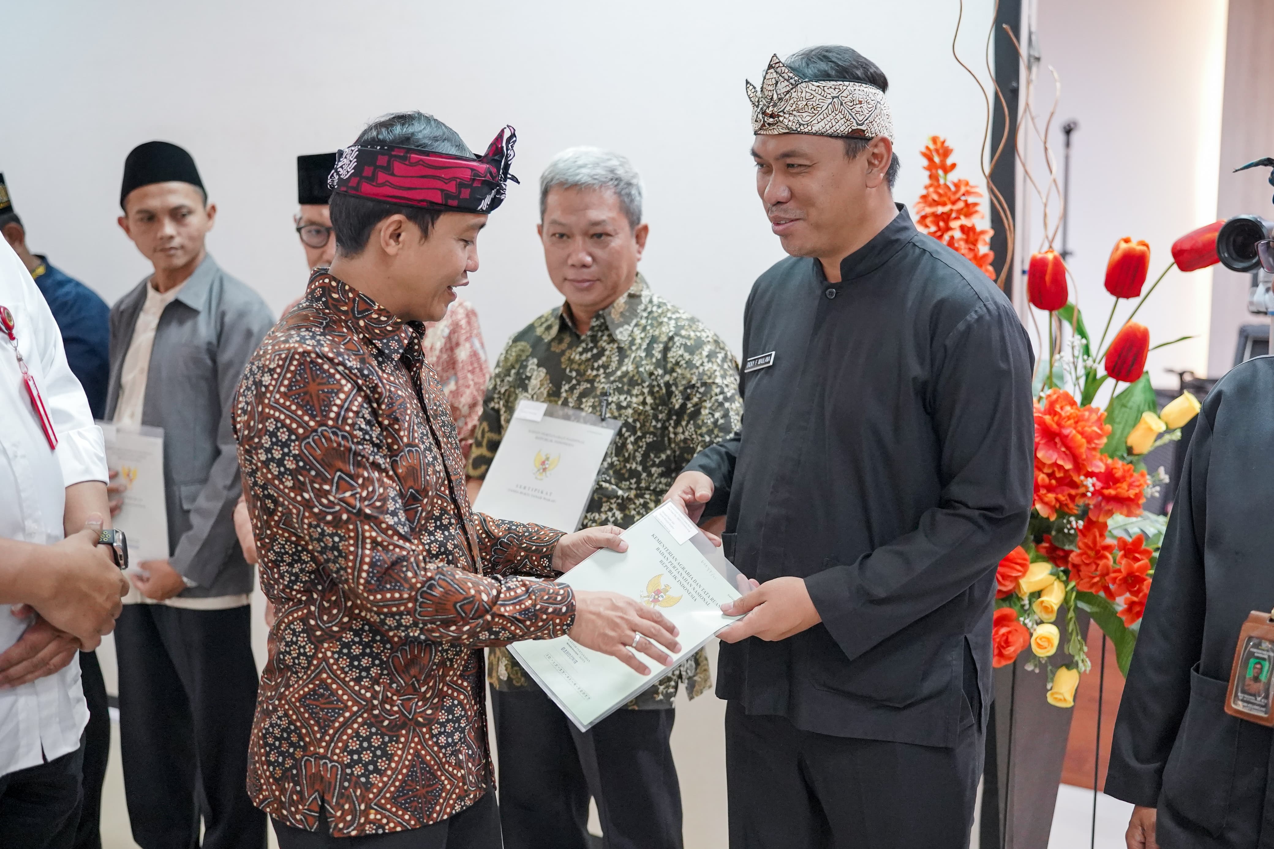 Wamen ATR/BPN Raja Juli Antoni meneyrahkan sertifikat wakaf di Bandung, Jawa Barat