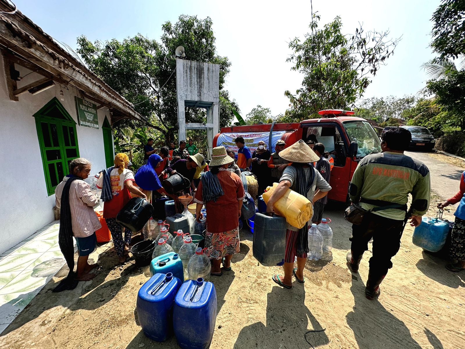 Bantuan air bersih untuk warga Rembang yang mengalami kekeringan.