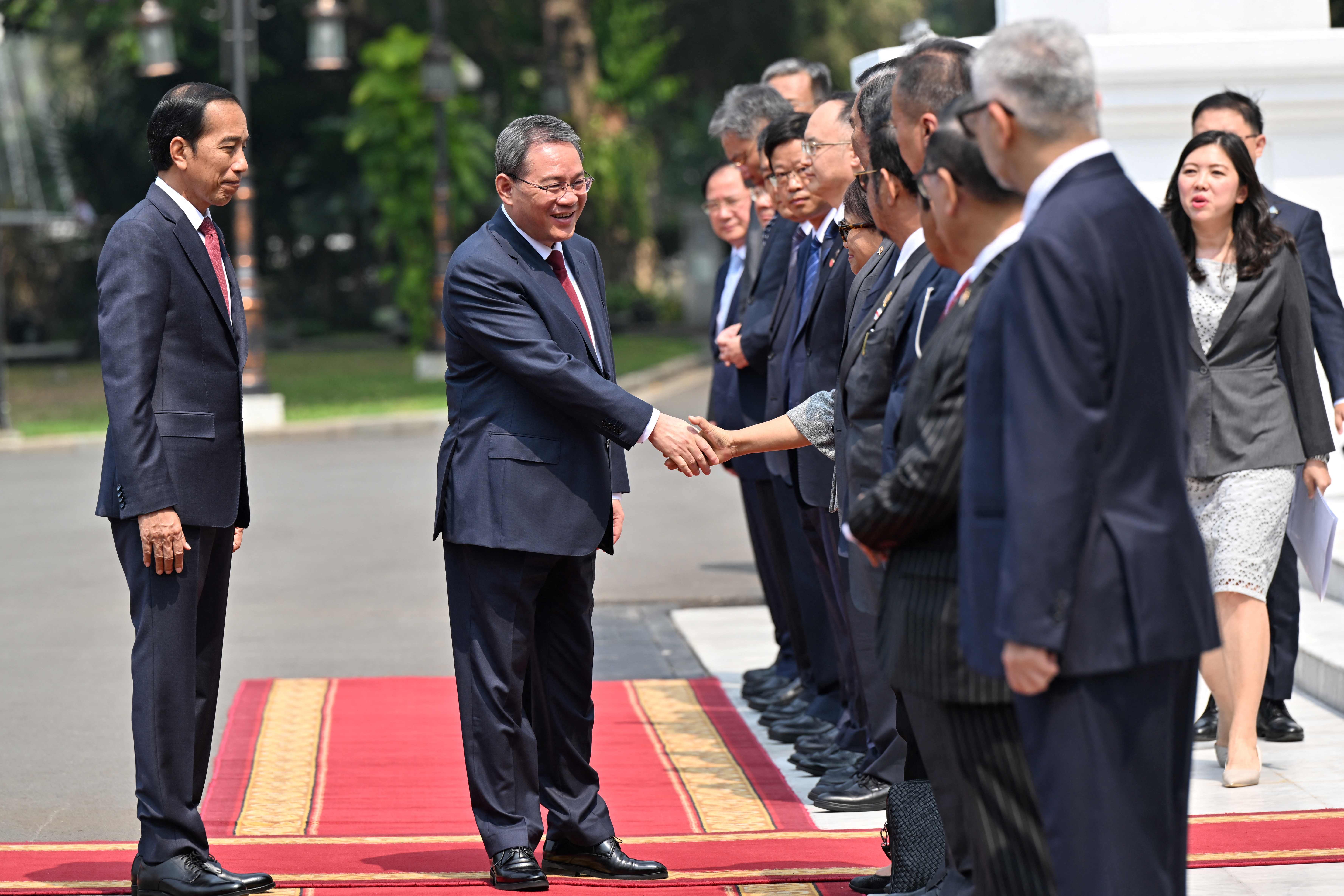 Presiden Joko Widodo menyambut kedatangan Perdana Menteri (PM) Republik Rakyat Tiongkok (RRT) Li Qiang di Istana 