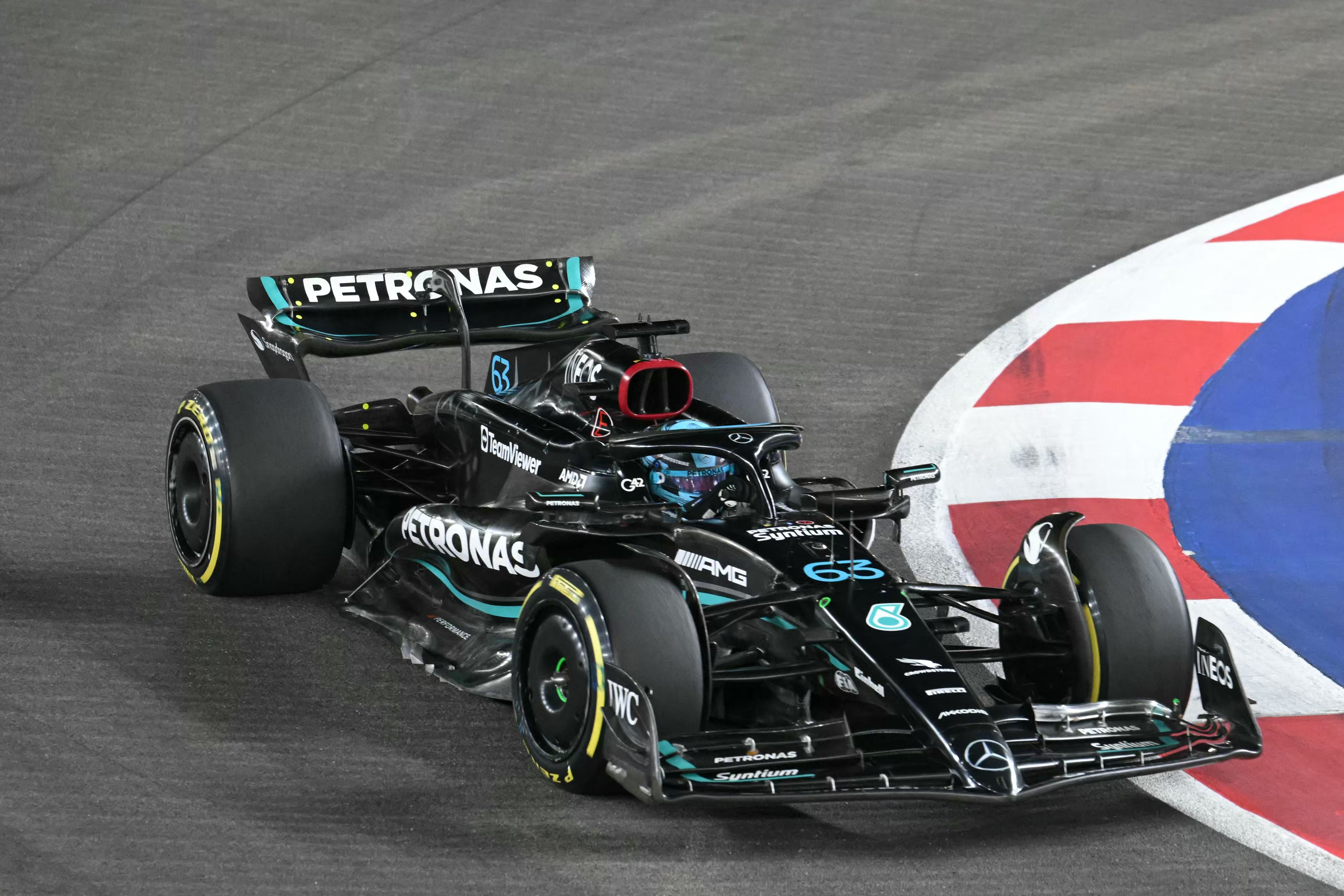 Pembalap Mercedes George Russell saat tampil di GP Singapura.