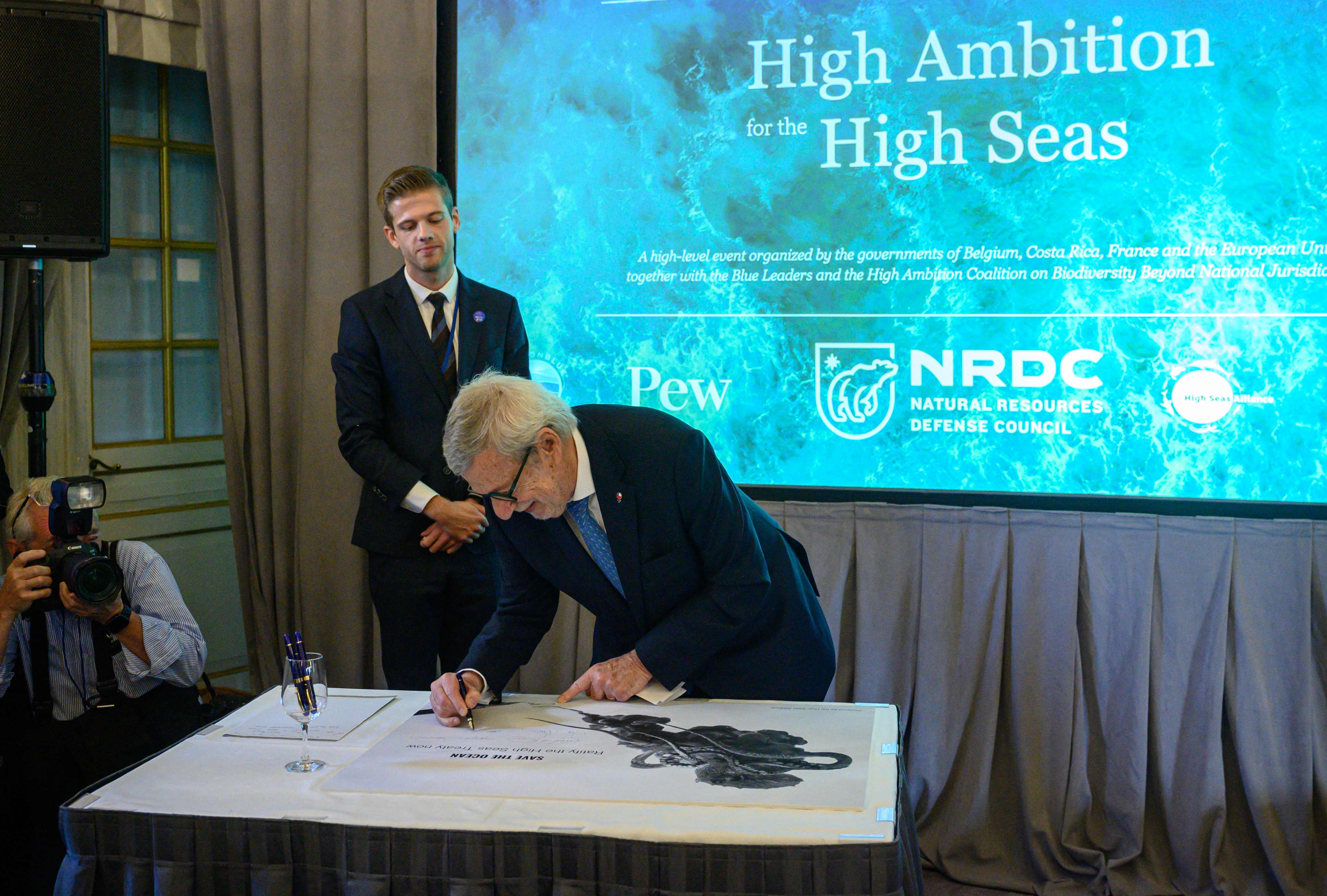 Menlu Cile Alberto van Klaveren menandatangani perjanjian laut lepas di sela Sidang Umum PBB ke-78, di AS, Rabu (20/9).