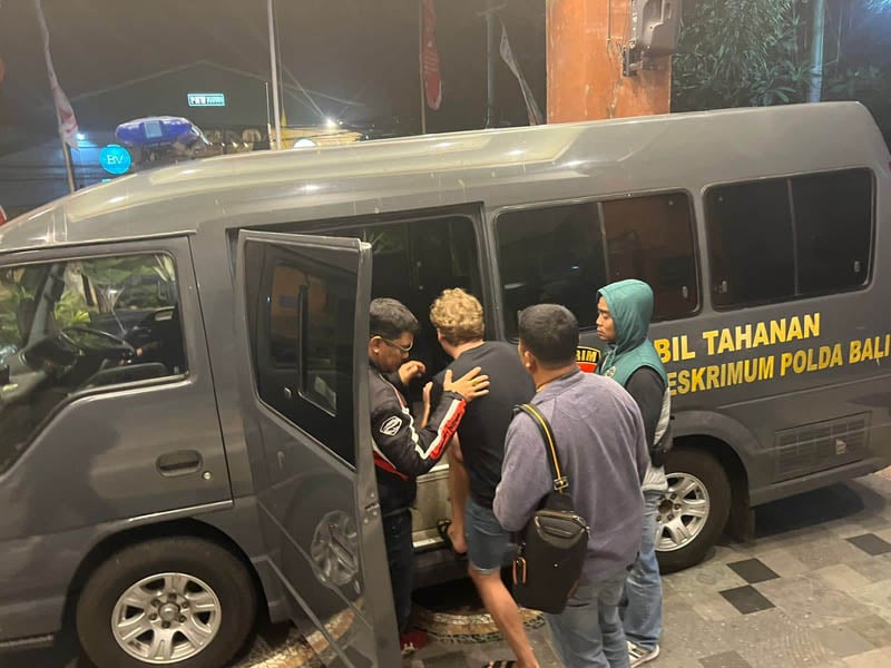 Kantor Imigrasi Bali menangkap PM, buronan interpol asal Rusia, saat patroli terhadap orang asing.